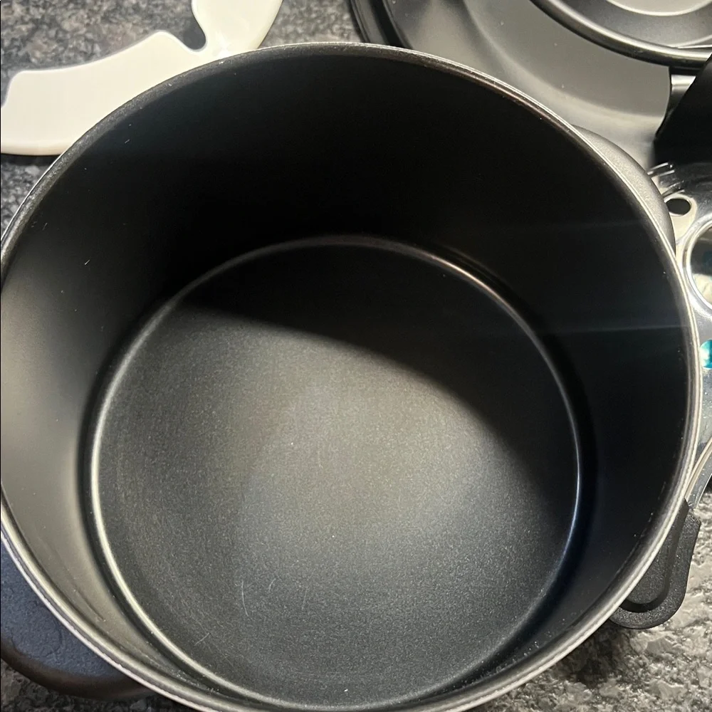 Trudeau White Fondue Set with Black Accents. 6 Forks. Non-Stick